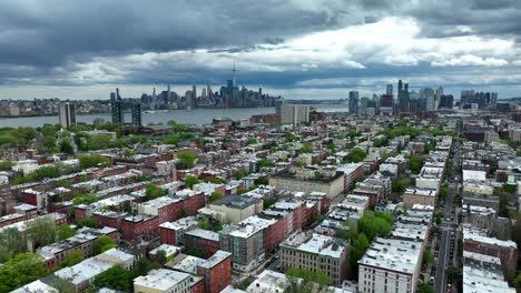 Stadtleben-Mit-Der-Skyline-Von-New-York,-Manhattan-In-Der-Ferne