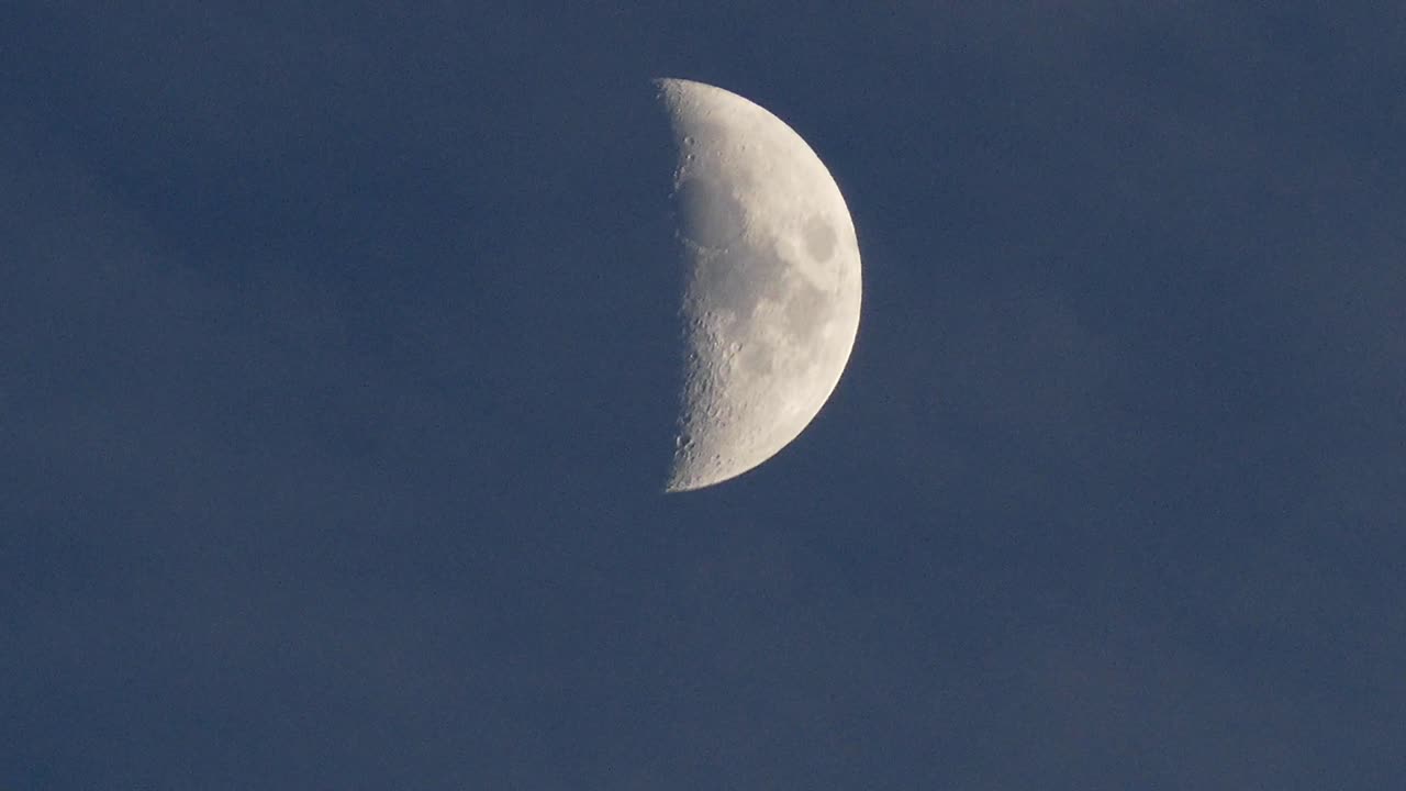 밝은 파란 하늘, 반달과 움직이는 구름,