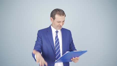 hombre de negocios tratando de memorizar su presentación.