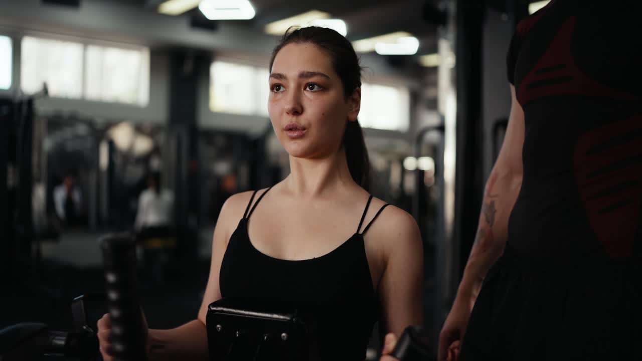 체육관 에서 개인 트레이너 와 함께 운동 하는 여자