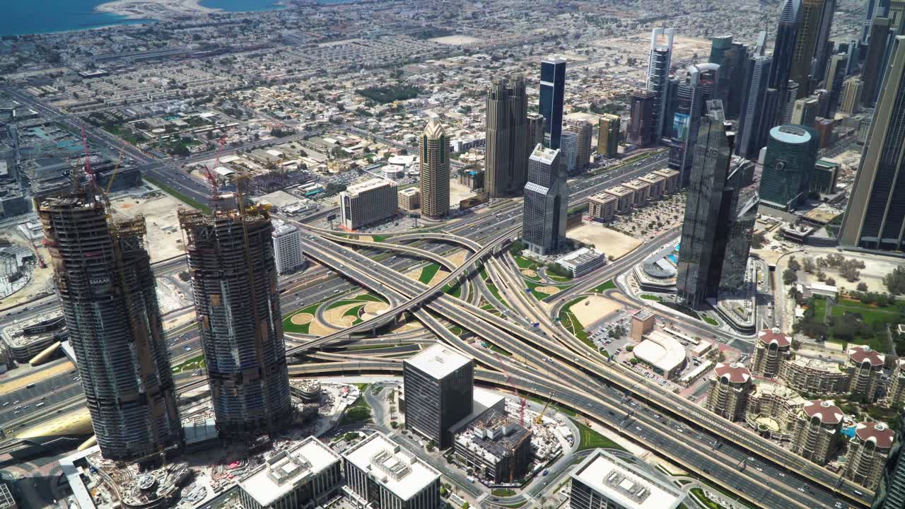 vista desde la parte superior del burj khalifa de edificios en construcción y carreteras transitadas