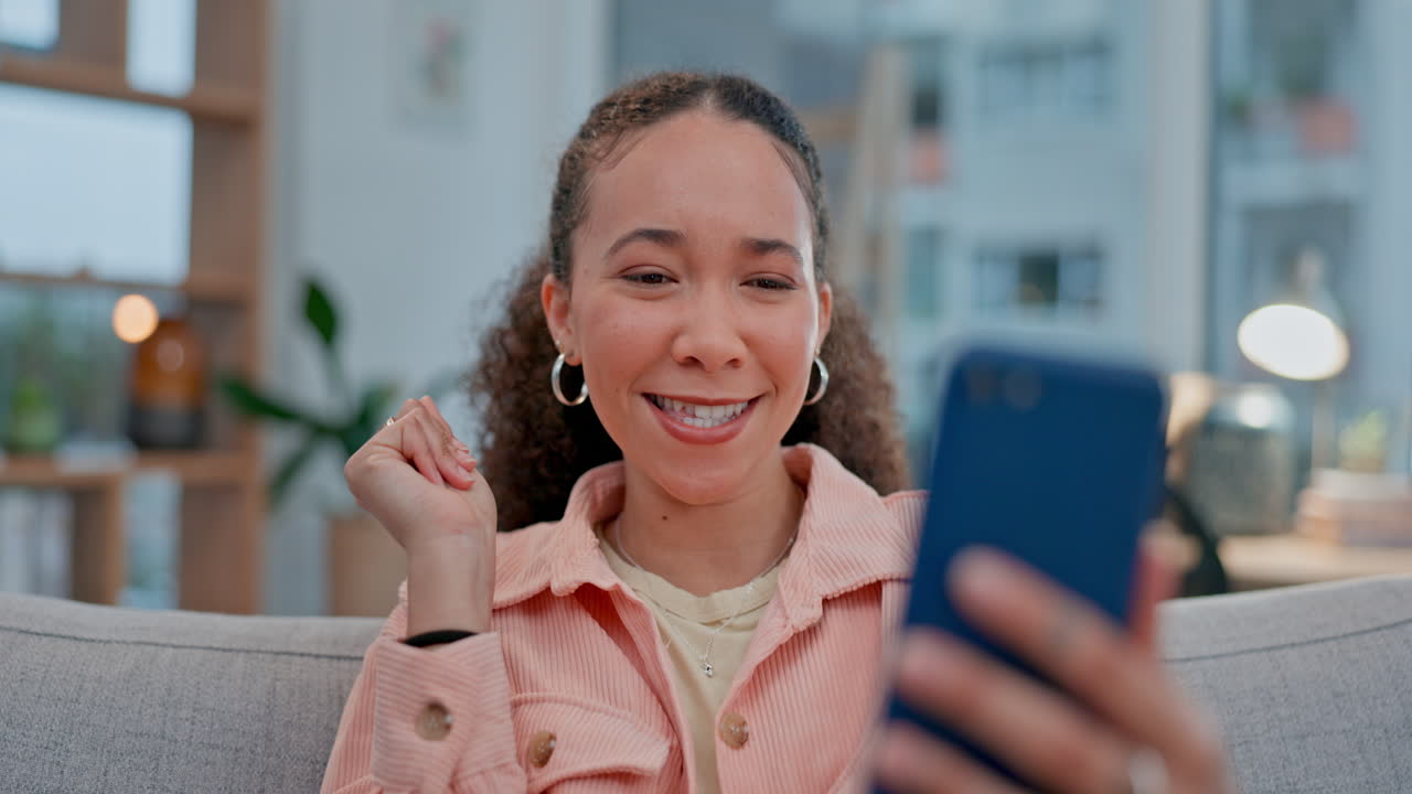 mujer feliz, llamada telefónica y de video en casa