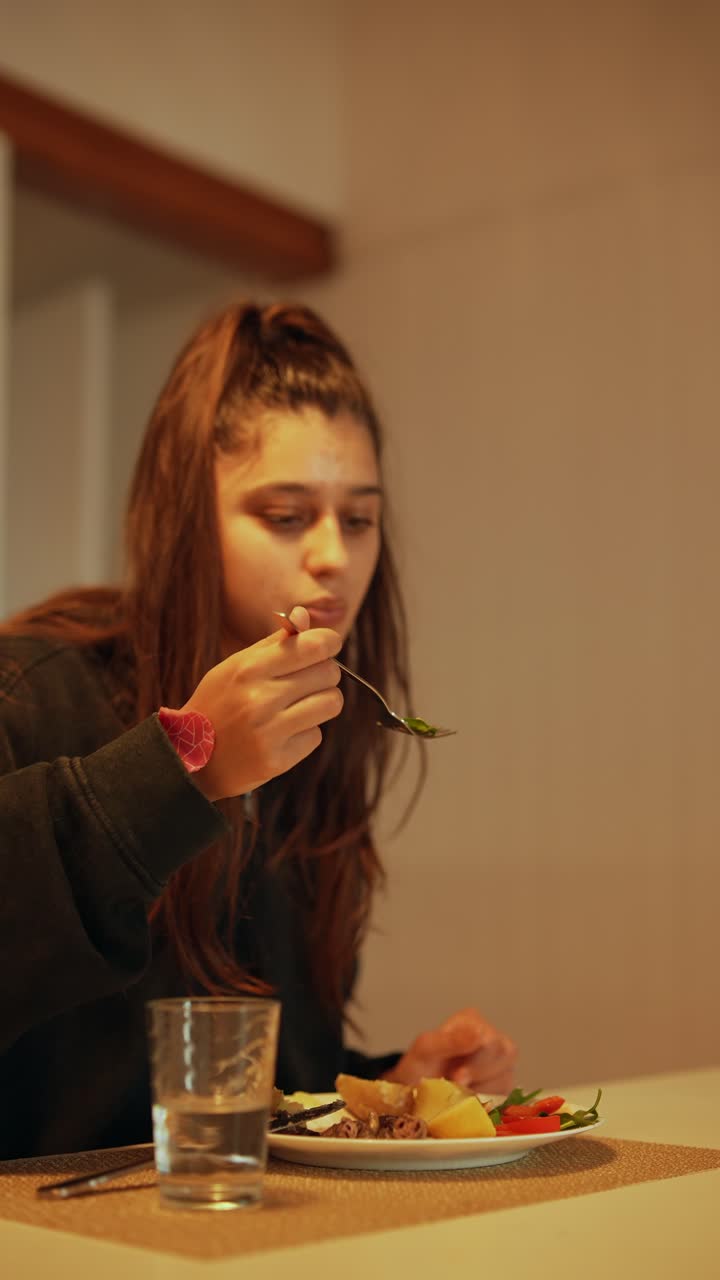 una mujer joven almorzando.