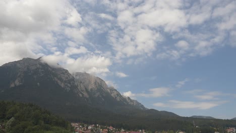 Zeitraffer-Von-Wolken,-Die-Durch-Den-Berg-Ziehen