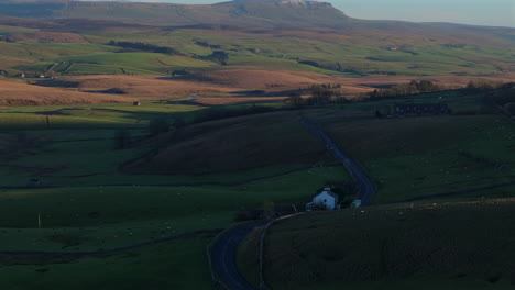 lente larga que establece una toma de drone de yorkshire dales y pen-y-ghent