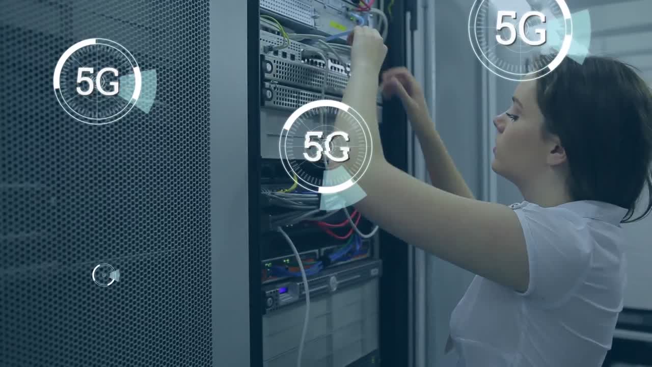 mujer técnica y 5g escrito en el medio de un círculo futurista