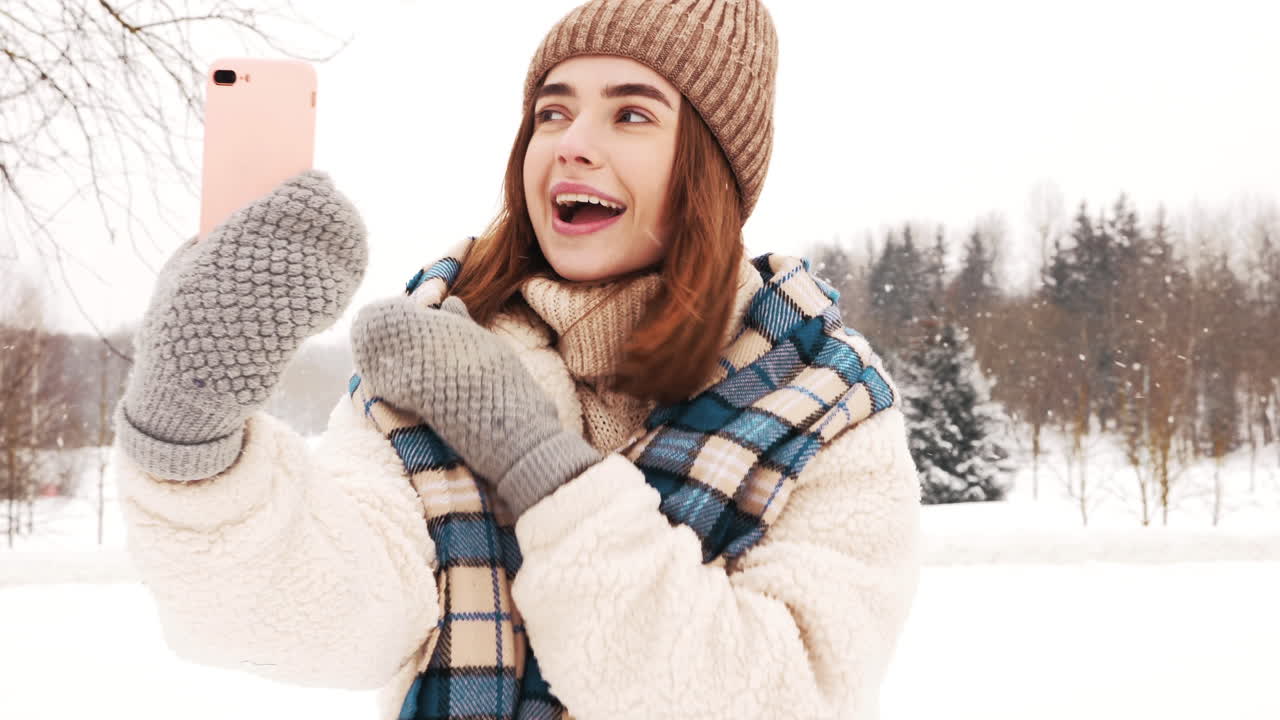 눈 인 공원에서 셀피를 찍는 여자