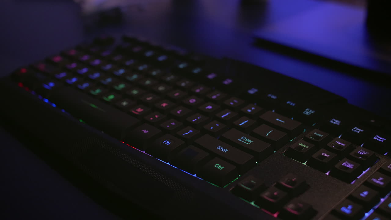 primer plano de un teclado profesional con iluminación rgb