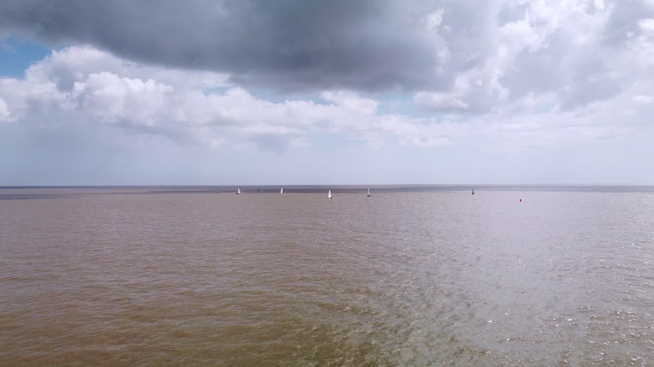 imágenes aéreas de drones sobre pequeños yates de vela en el mar