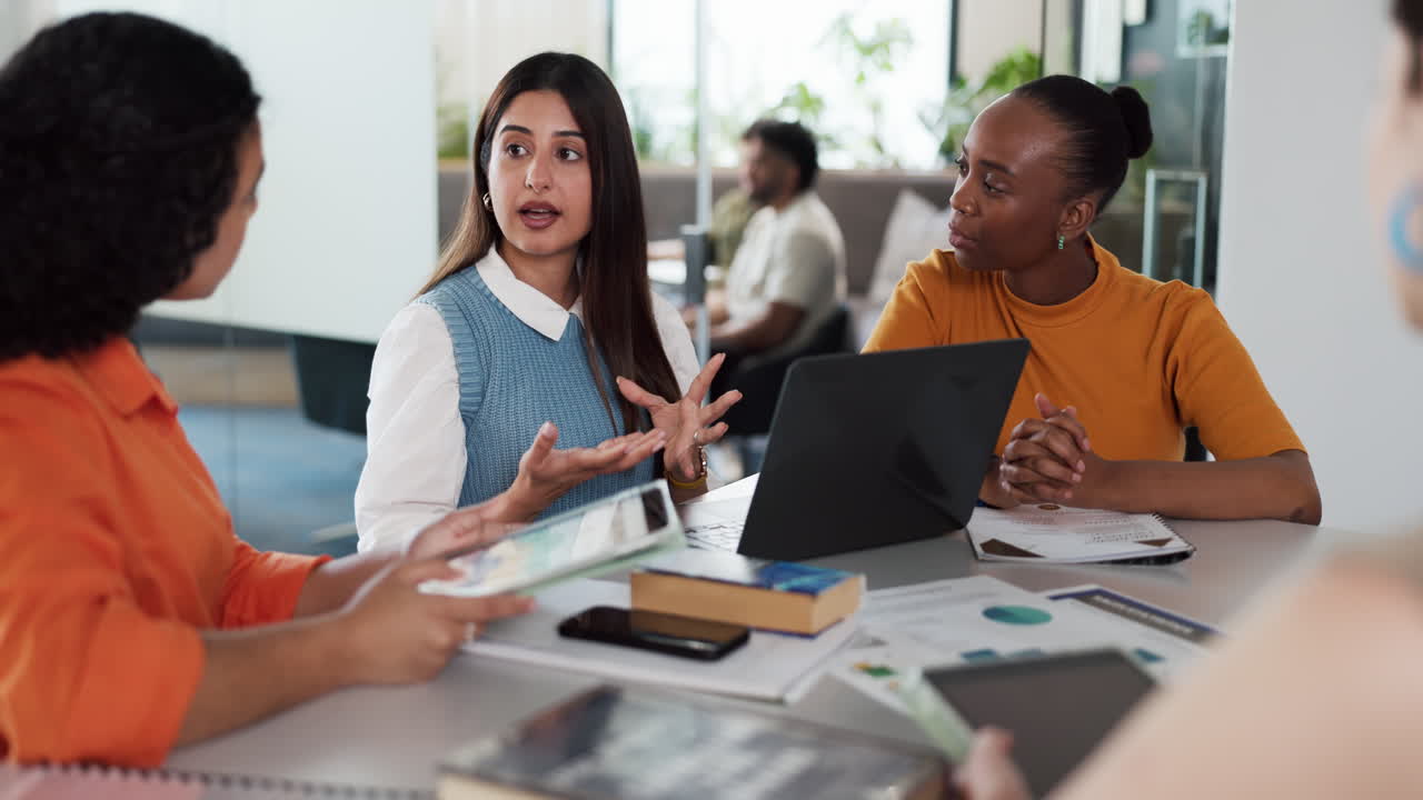 Diverse zakenvrouwen die projecten bespreken en samenwerken in een modern kantoor