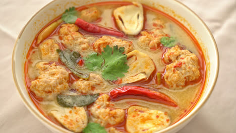 scharf gekochte schweinefleischsuppe mit pilzen - tom yum - asiatischer essensstil