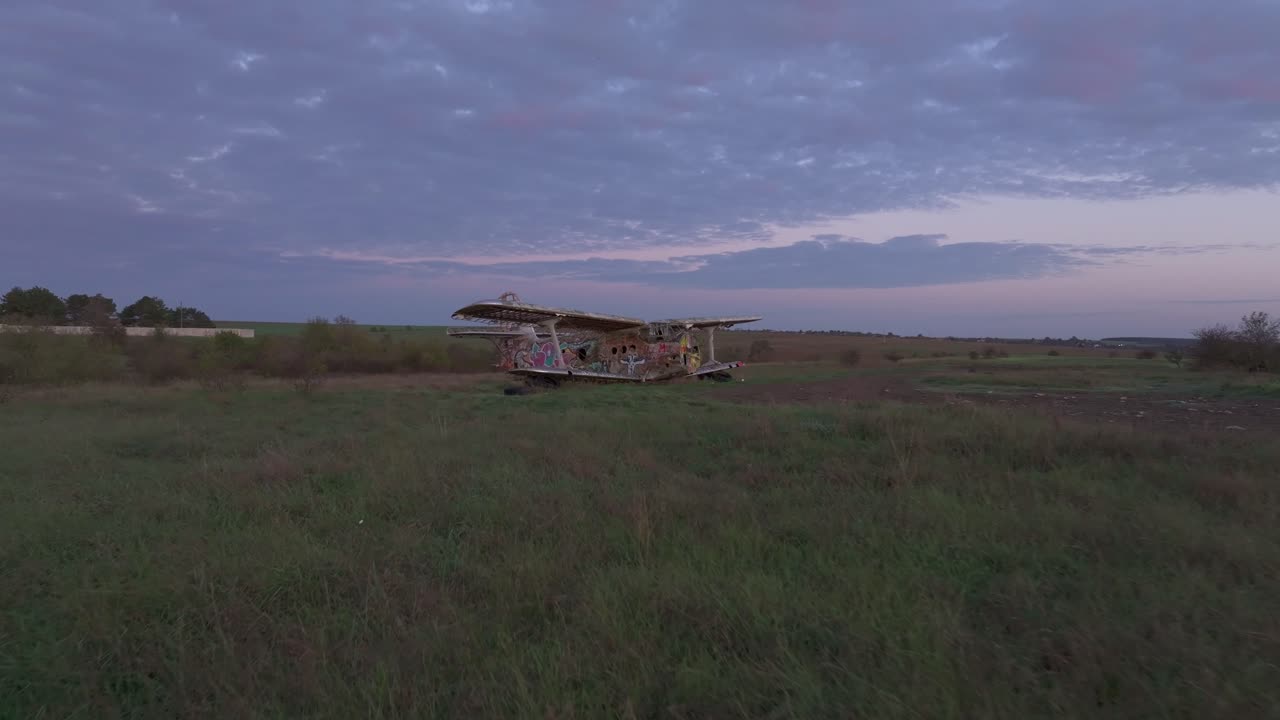 Il solitario relitto di un aereo giace nell'erba alta all'alba, Kalimantsi, Bulgaria