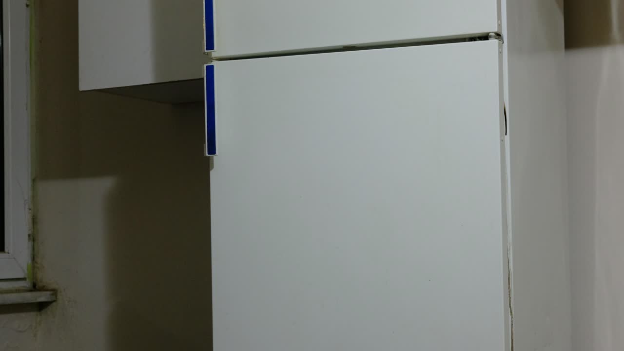 hombre abriendo el refrigerador