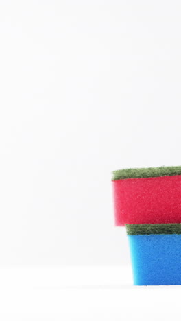 primer plano de una esponja de limpieza multicolor