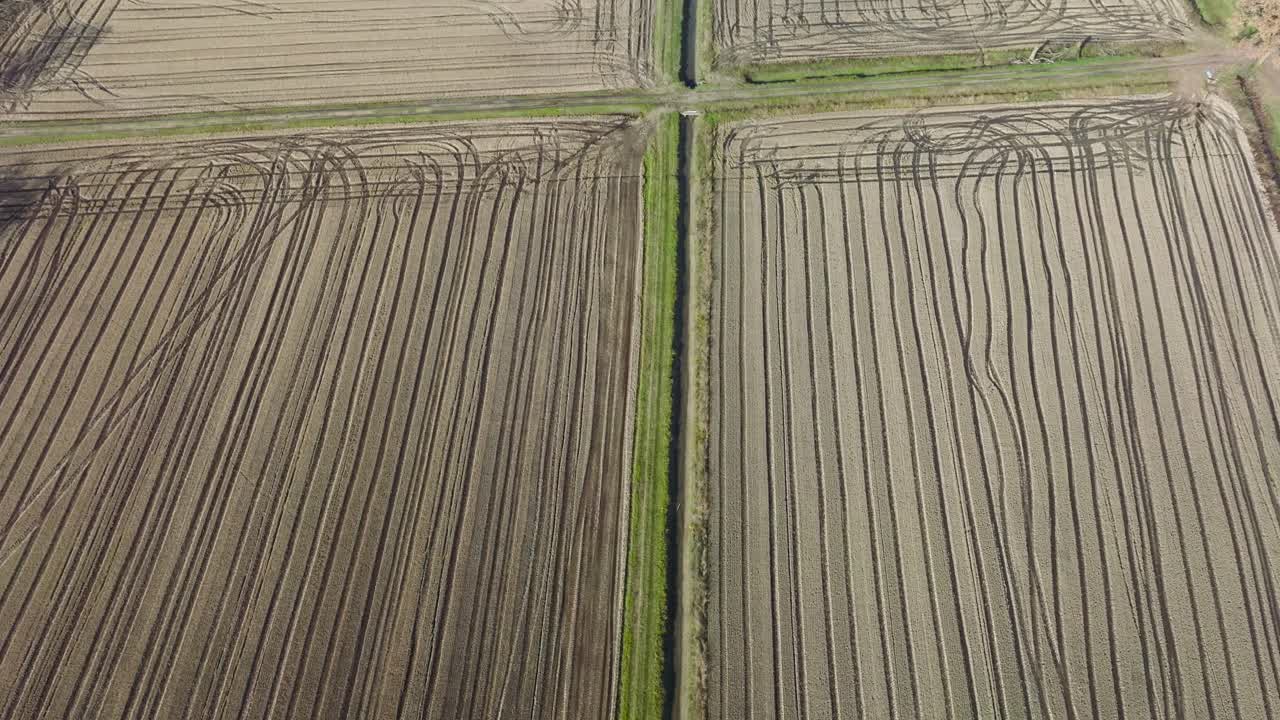 vista aérea de campos agrícolas en invierno no cultivados, milán, lombardía, italia