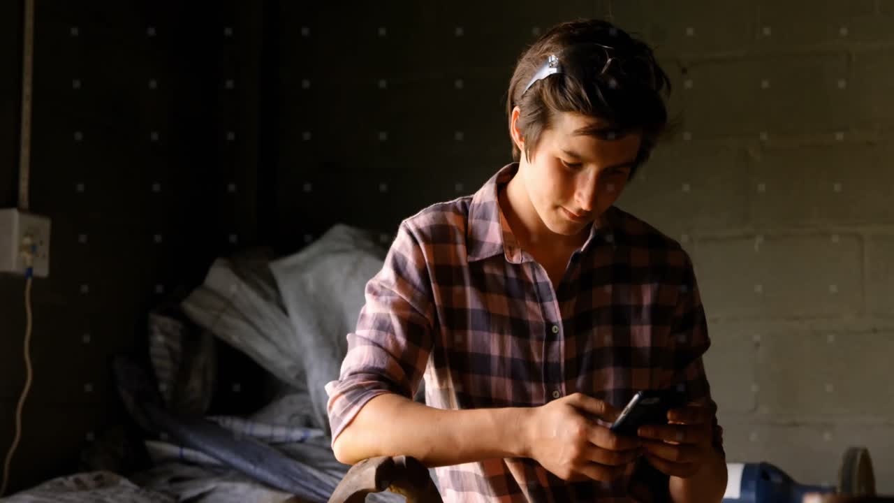 스마트폰을 사용하는 백인 남성에 대한 아이콘의 애니메이션과 데이터 처리