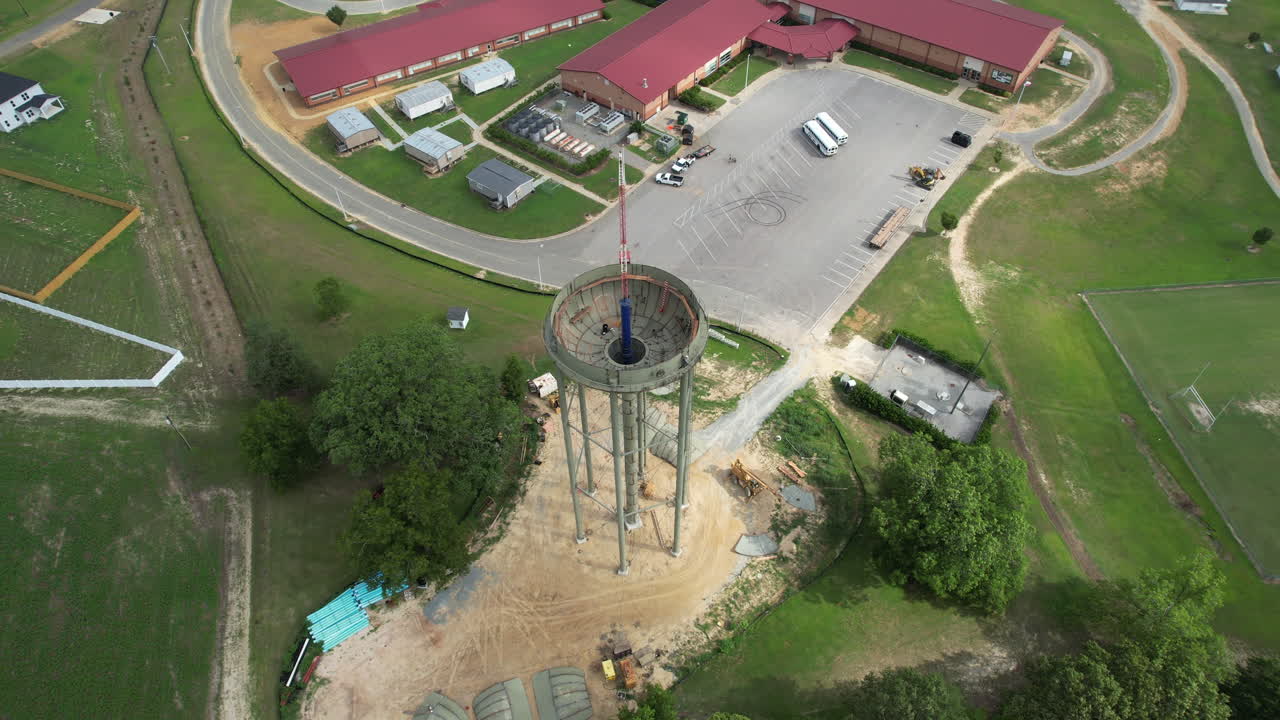tiro de dron giratorio de una torre de agua en construcción