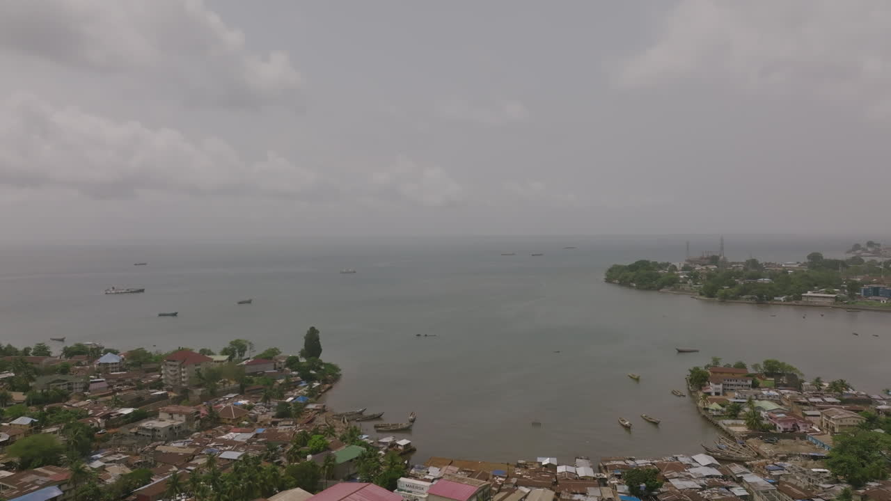 시에라리온 프리타운 시내에서 벗어난 만의 공중 비행