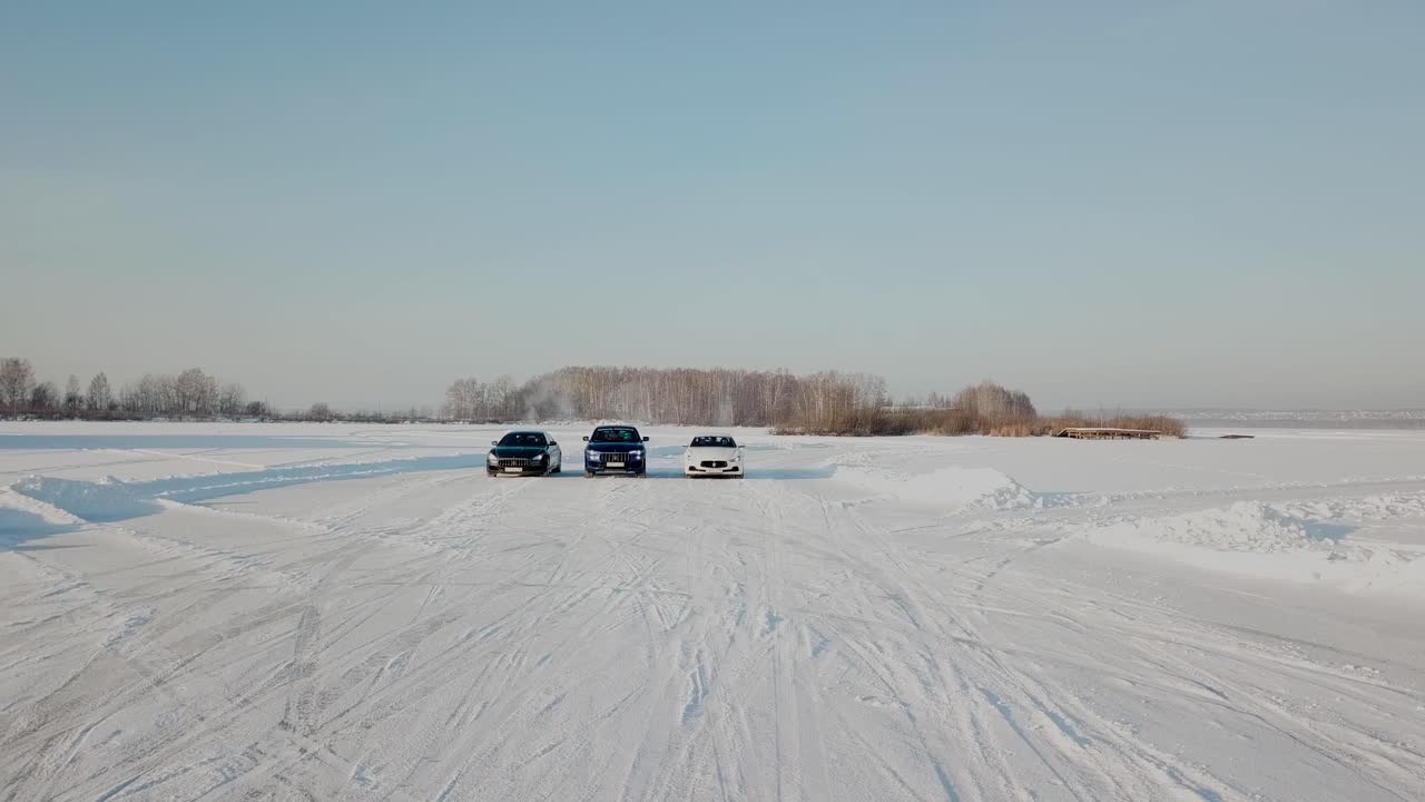얼어붙은 호수에서 운전하는 자동차