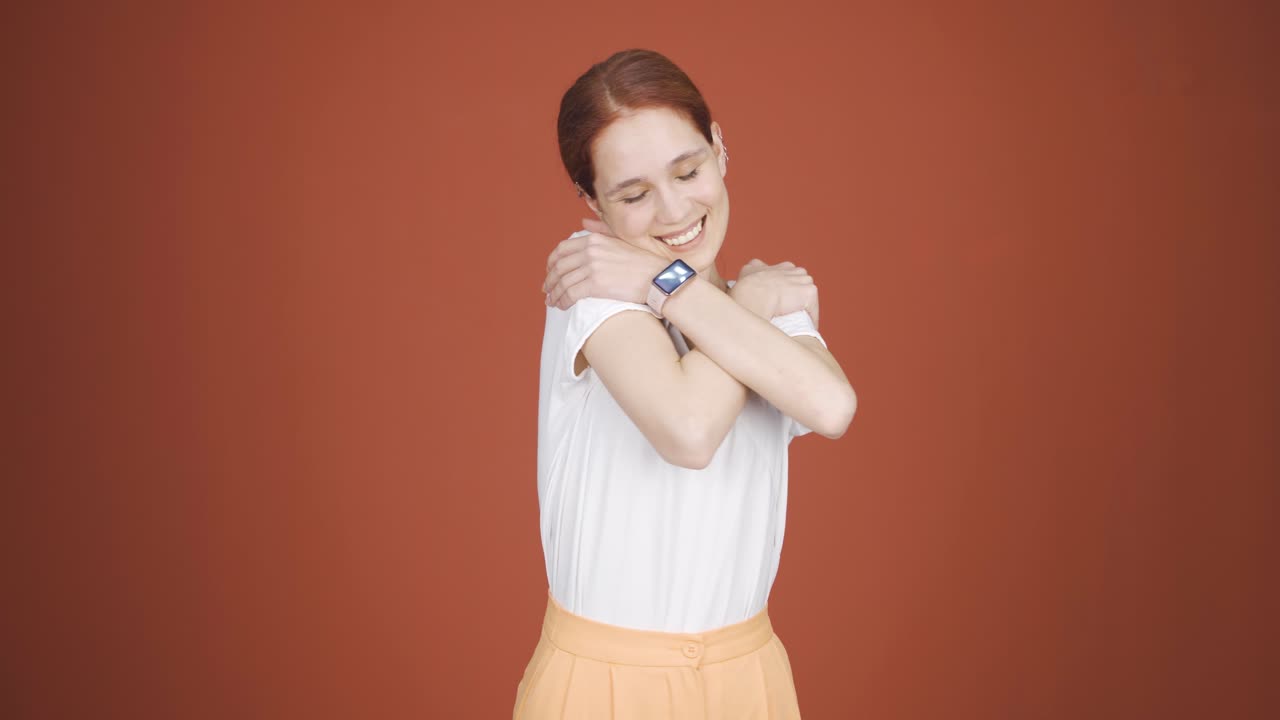 여자는 카메라를 안아줍니다.