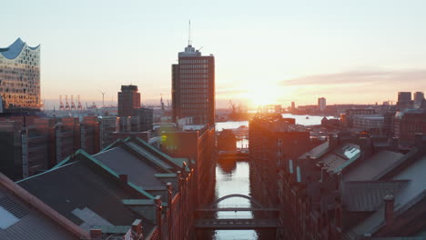 Puesta-De-Sol-En-El-Puerto-De-Hamburgo-Detrás-De-Los-Edificios-Del-Distrito-De-Almacenes-De-Speicherstadt-A-Lo-Largo-Del-Río-Elba