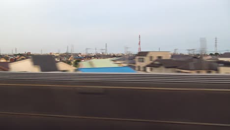 Der-Blick-Auf-Tokio,-Der-Aus-Dem-Shinkansen-hochgeschwindigkeitszug-Herausfährt