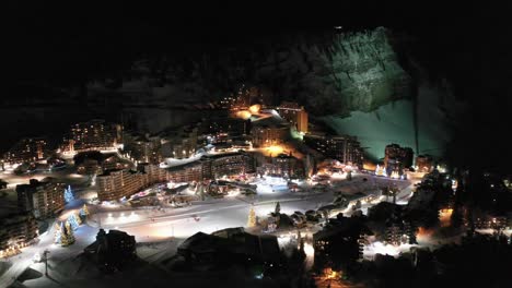 estación de esquí de invierno de navidad por la noche, pista de esquí y luces del hotel, antena
