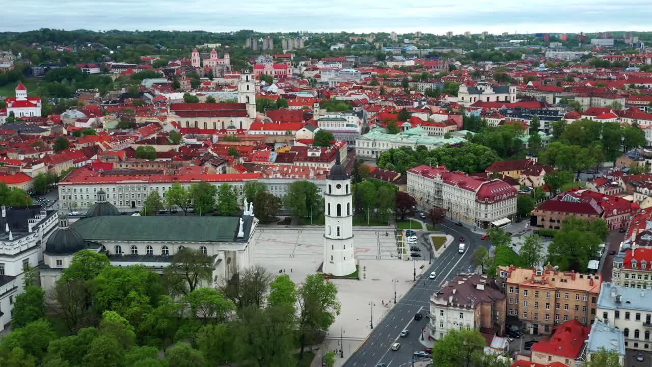 casco antiguo de vilnius con monumentos históricos desde arriba en lituania