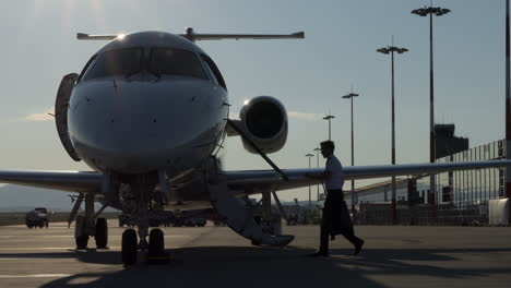 Pilot-Mit-Koffer-Geht-Die-Treppe-Hinauf,-Um-In-Den-Statischen-Slomo-Des-Flugzeugs-Einzusteigen