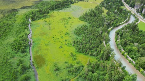 Disparo-De-Un-Dron-Que-Revela-El-Paisaje-Escénico-De-La-Ciudad-De-Esquí-Bávara-De-Garmisch-Partenkirchen,-Alemania