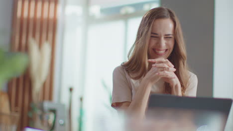 mujer recibiendo buenas noticias en la computadora portátil