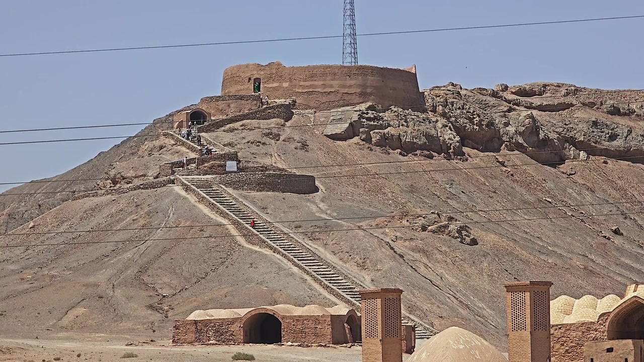 Turisti che salgono le scale verso le antiche Torri del Silenzio zoroastriane a Yazd