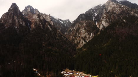 Toma-Aérea-Cinematográfica-épica-De-Drones-De-La-Hermosa-Cordillera-Bucegi-Rumania