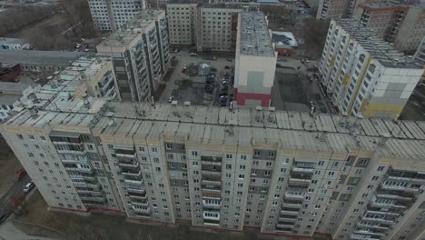 vista aérea de una zona residencial con edificios de apartamentos y estacionamientos