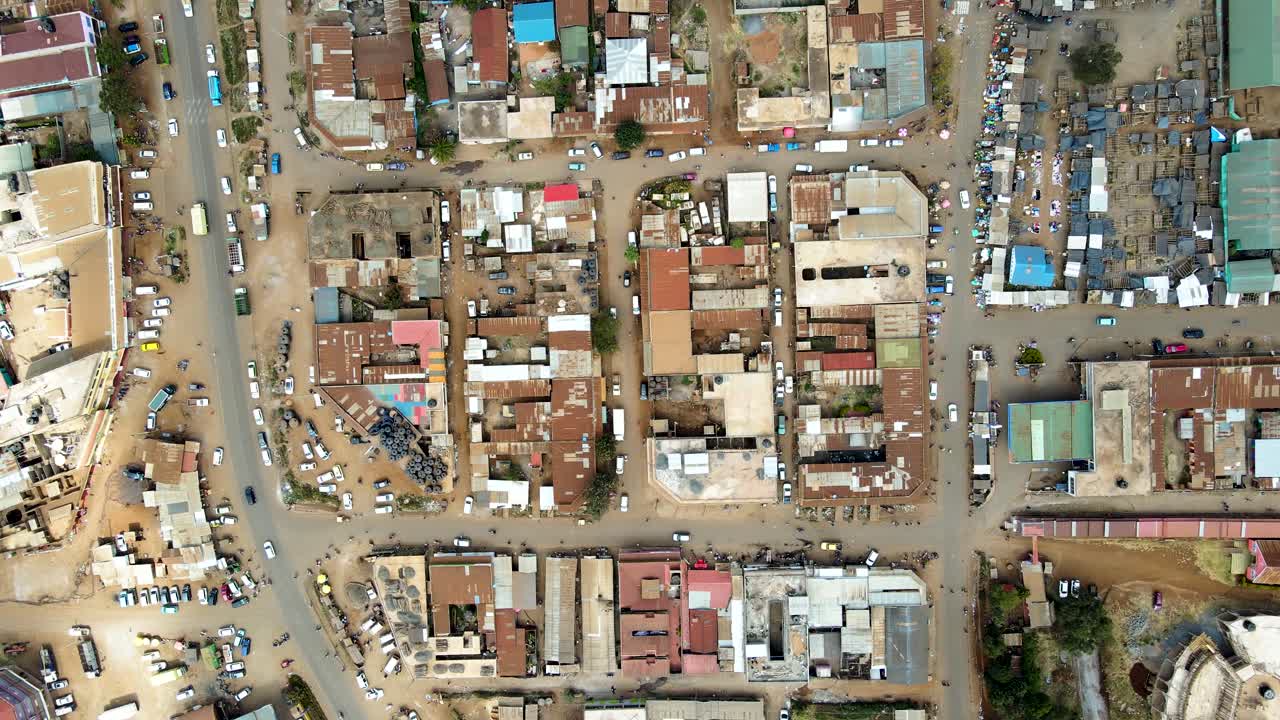 vista de drones de la pequeña ciudad pobre de kenia