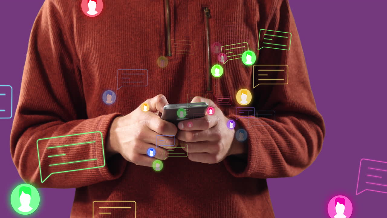 animación de iconos de redes sociales y procesamiento de datos sobre hombre caucásico usando teléfono inteligente.
