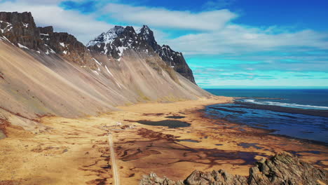 Atemberaubende-Aussicht-Auf-Den-Berg-Vestrahorn-In-Südisland---Aufschlussreiche-Drohnenaufnahme