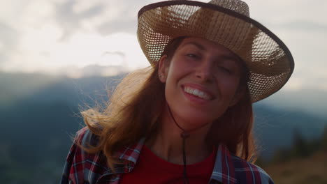 primer plano atractiva cara de viajero sonriendo en el retrato de la naturaleza. mujer disfrutar del verano