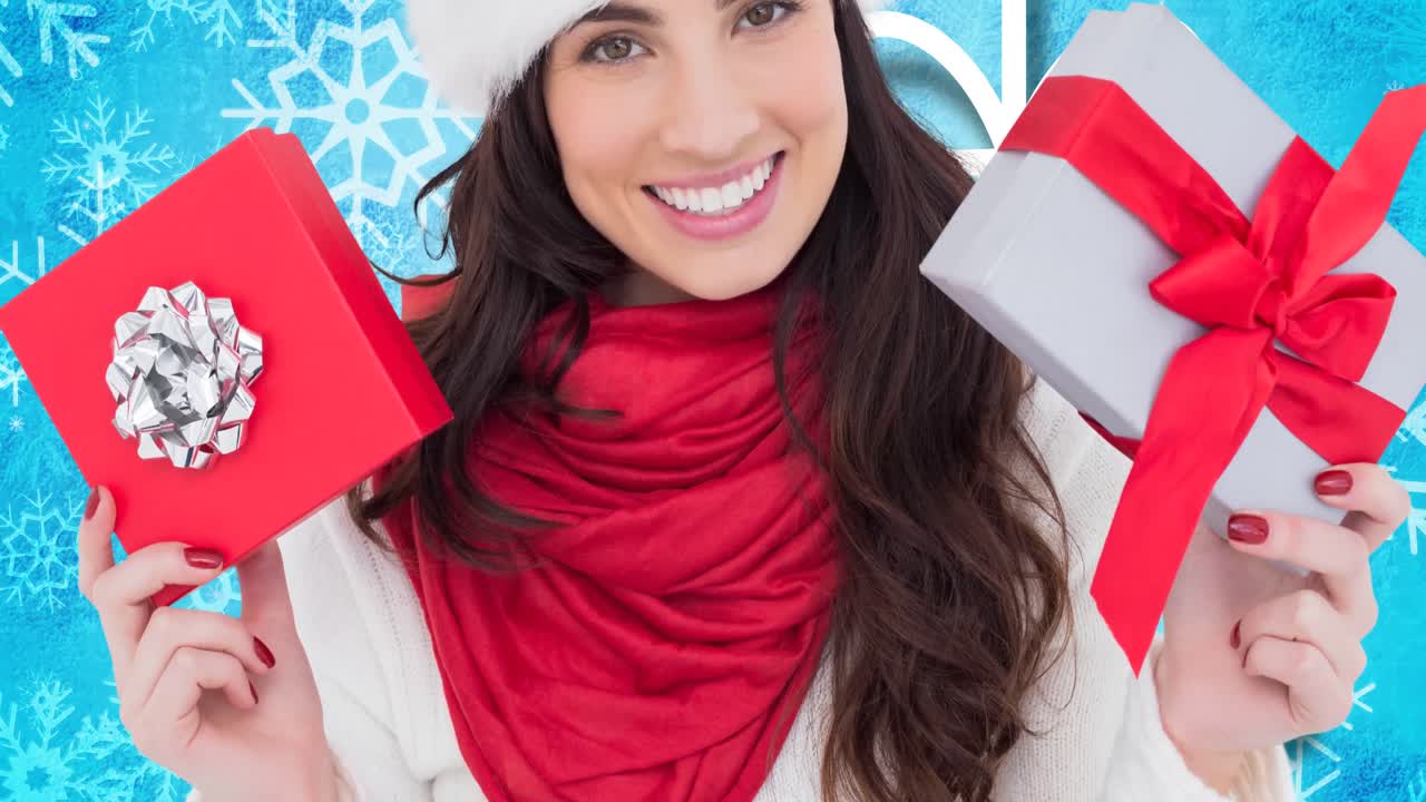 animación de una mujer caucásica feliz guardando regalos con sombrero de santa sobre un fondo azul