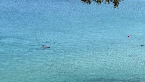 un navegante cayó en las aguas azules de coral del norte de chipre, cerca de paphos