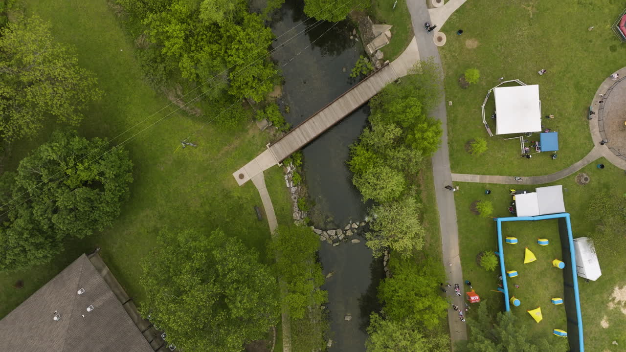 vista superior de sager creek cerca del lugar del evento del festival dogwood en el centro de siloam springs, arkansas