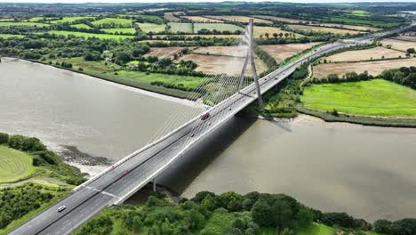 Verkehr-über-Die-Mautbrücke-In-Waterford,-Irland,-Frühsommer