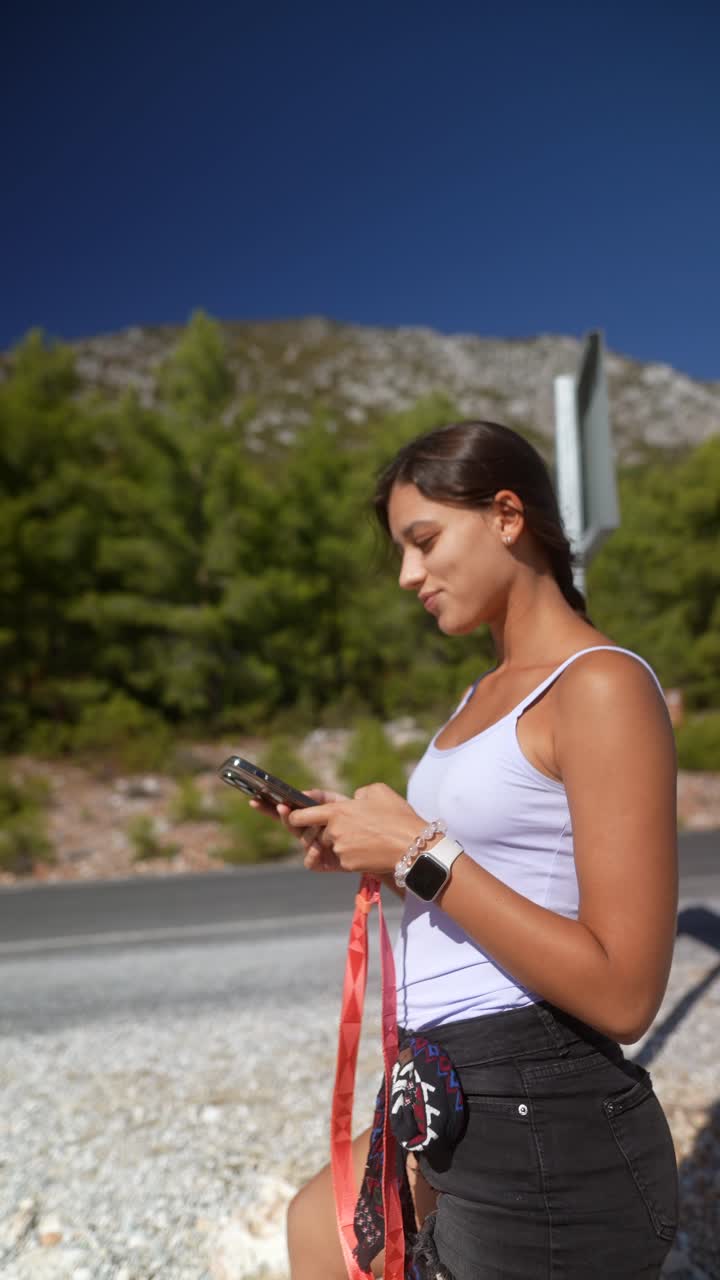 una adolescente usando un teléfono al aire libre