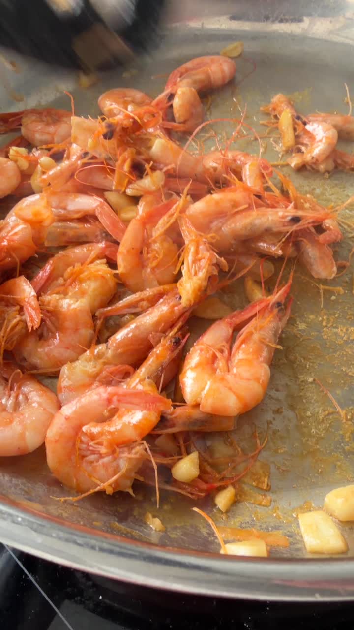 Close-up Udang dan Bawang Putih Ditumis di Wajan Panas