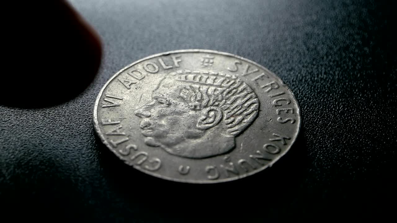 primer plano de monedas muy antiguas