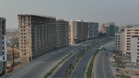 Toma-Aérea-De-Un-Edificio-En-Construcción-En-La-Ciudad-Bahira-De-Karachi