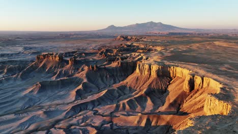 impresionante panorama del paisaje montañoso de utah durante la puesta de sol, aérea hacia adelante