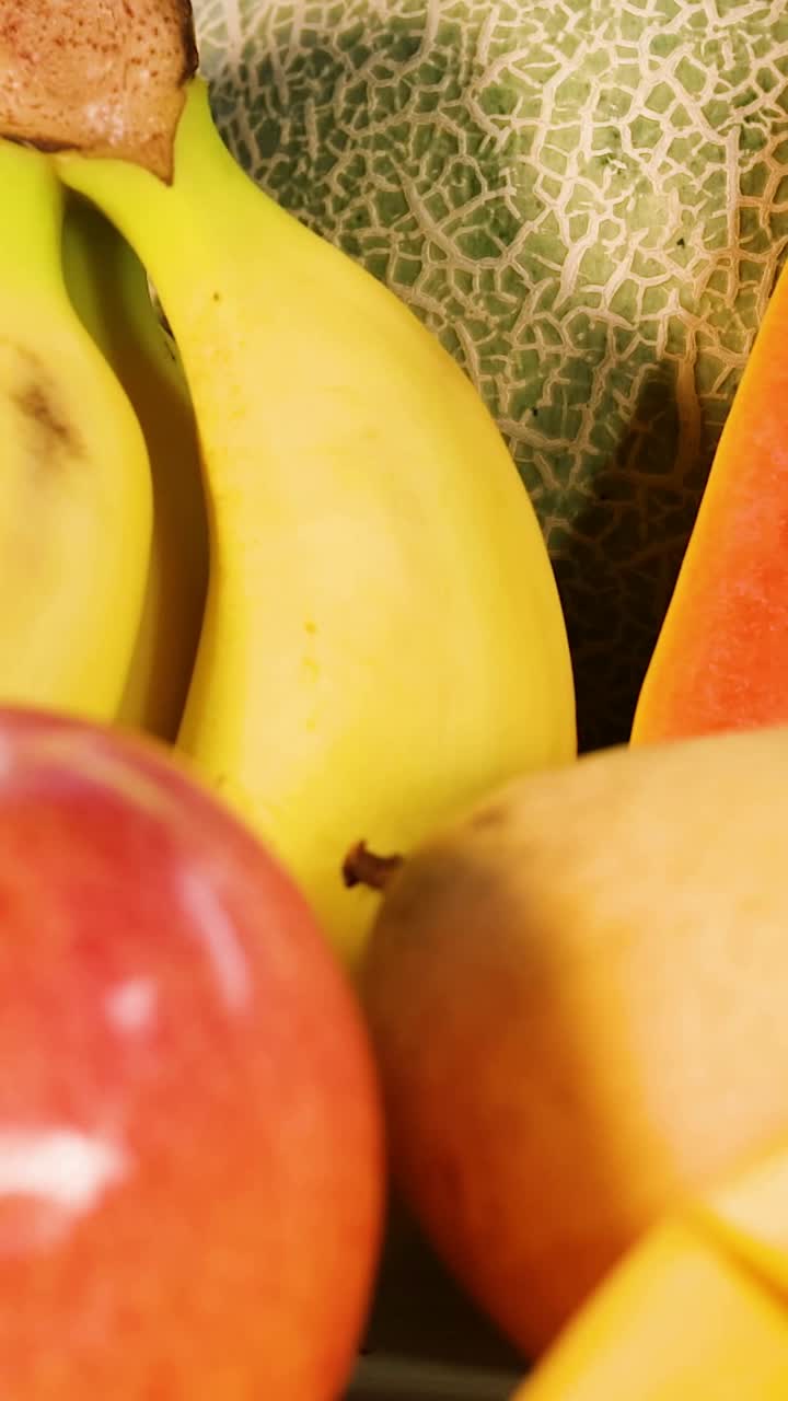uma exposição vibrante de várias frutas frescas