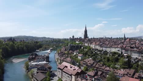 Vista-De-Drones-Sobre-La-Ciudad-De-Berna-Con-Vistas-Al-Casco-Antiguo-Y-Al-Hermoso-Río-Aare,-Buen-Tiempo