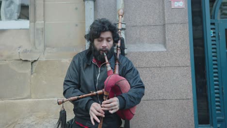 Ein-Straßenkünstler,-Der-Nicht-Aus-Schottland-Stammt,-Zeigt-Sein-Können-Als-Dudelsackspieler